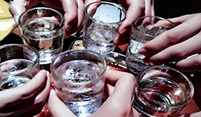 饮酒莫贪杯，小心酒精性肝病。